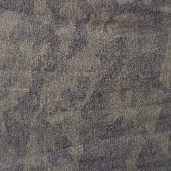 June and Delaney Women's Long Sleeve Camo Sweatshirt Size Small - Picture 2 of 7